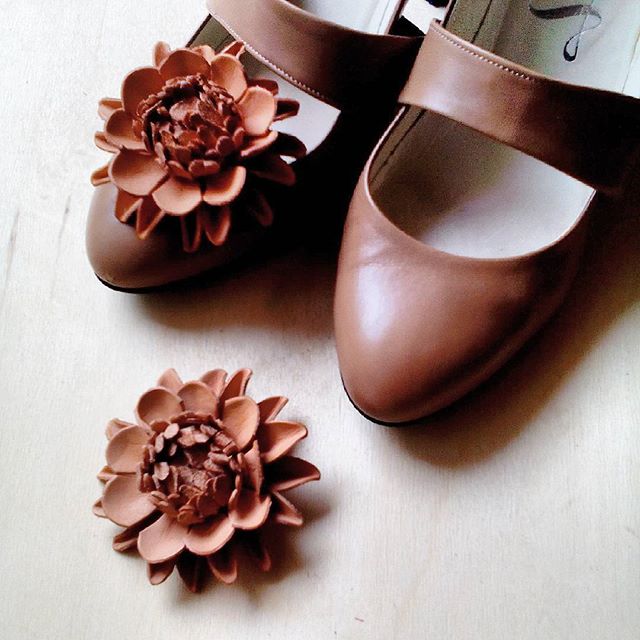 シューズクリップも完成(^O^)卒業式が目の前ですね(^-^)#シューズクリップ#shoesclips #leather#aging#favorpoco#craft