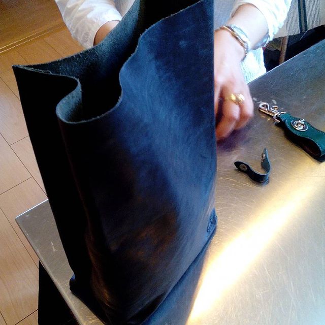 マグネット無しのSackをお使いのお客様。Sackホルダーのブラックと新しい白い革のマグ無しSackを今回は承ることに。#leather #aging #favorpoco #bag #紙袋のような革袋