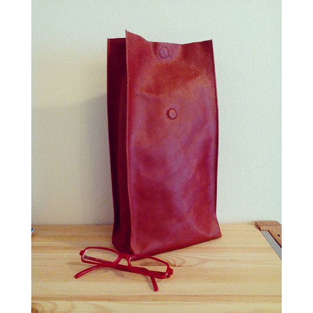 #red #sack #leather #leatherbag #favorpoco #aging #leatherlunchbag