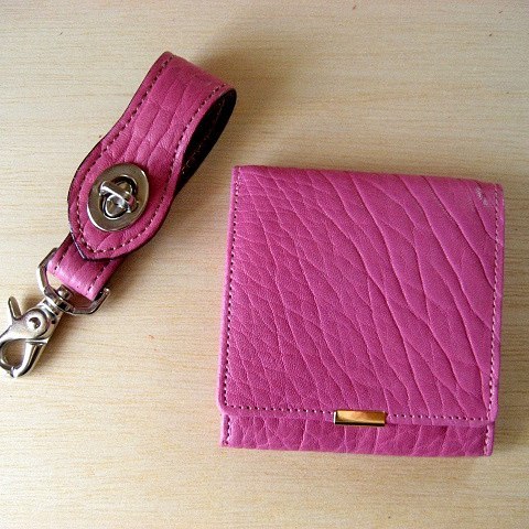 東京駅でお会いした方は何百人もいらっしゃるのかもしれませんが、どうしても忘れられないものがあって・・・とお電話やメールくださる方は初見でも意外と記憶にあるものです。ピンクのミニウォレットも発送させていただきましたが、お財布もこんなに思われて本当に幸せものです。#エキュート東京 #favorpoco #aging #leather #財布 #ミニウォレット #ありがとうございました #knockcaravan