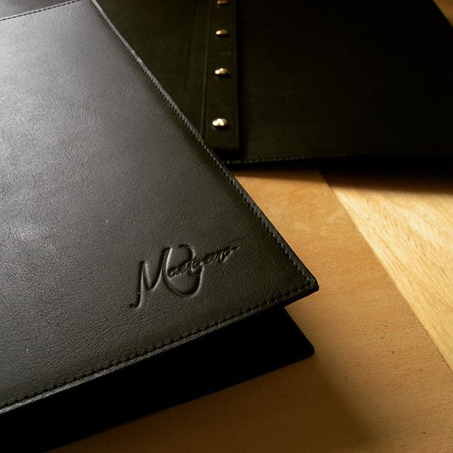 クラシックメニューブック（A4サイズ）オイルヌメ黒/本体に台紙が入ったタイプ/金具は真鍮製シンガポール・シェラトンに今月グランドオープンなさった日本料理Maetomo様に向けて制作したものです。#menubook #menu #restaurant #bar #wine #leathercraft #leather #革 #hotel #desighner #desighn #cafe #bistro #food #dish #interior #メニューブック #メニュー #レストラン #ラウンジ #ホテル #店舗設計 #店舗デザイン #デザイン #カフェ #スイーツ #ビストロ #ワイン 11:22